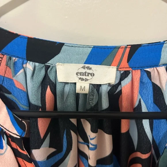 Entro Abstract Blouse in Size Medium - Picture 6 of 8